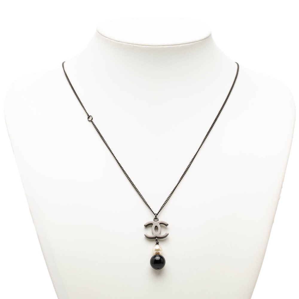 Pre-Loved Chanel CC Brass Faux Pearl and Bead Drop Pendant Necklace - Picture 6 of 6